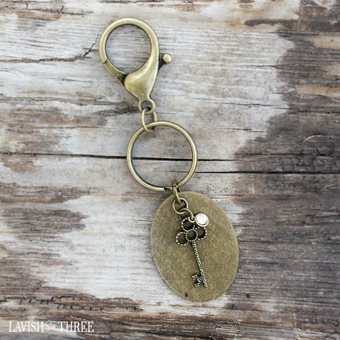Welcome Home key-ring chain in antique brass finish with purse