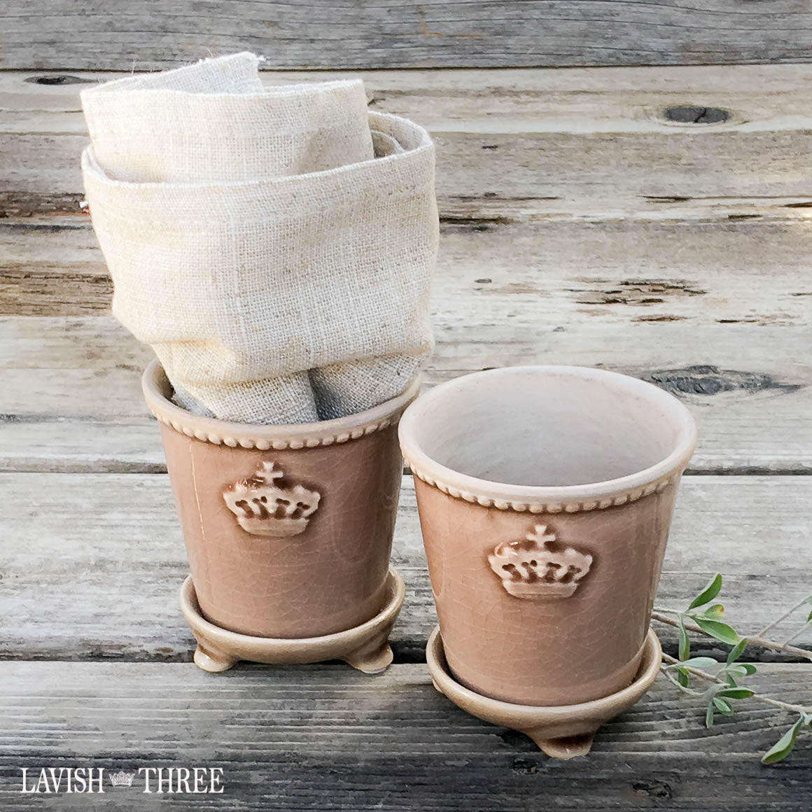 The "Mini-Crown" porcelain vase